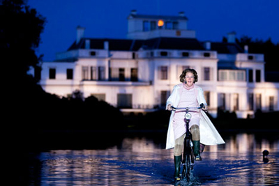 Ilse als Juliana op de hofvijver